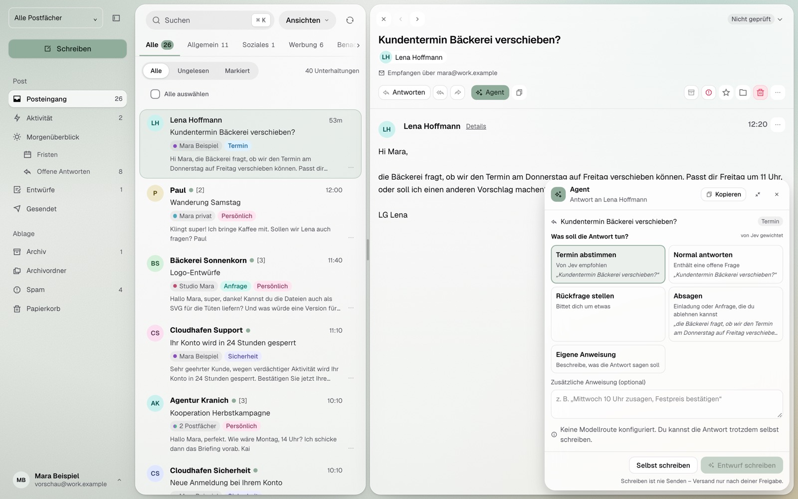 Geöffnete Mail mit dem Agent-Composer: Vorschläge wie Termin abstimmen, Rückfrage stellen und Absagen, darunter der Hinweis, dass Schreiben nie Senden ist.